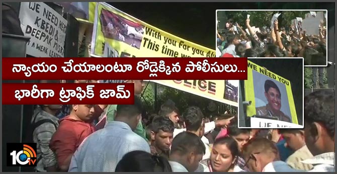 Lawyers vs Cops: Delhi Police lodge unprecedented protest at HQs; ITO traffic blocked