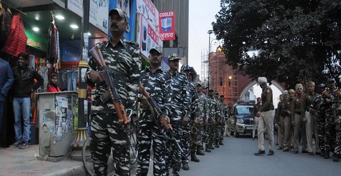 CENTRE STARTS WITHDRAWING PARAMILITARY FORCES FROM J-K,TROOPS MOVED TO ASSAM