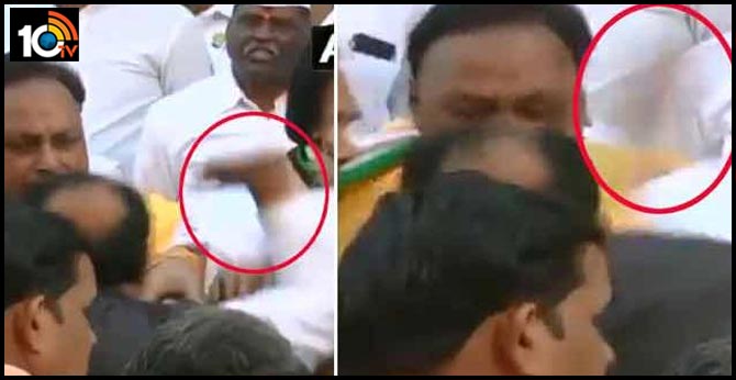 Congress leader Devendra Singh Yadav has filed a police complaint against party leader Chandu Kunjir