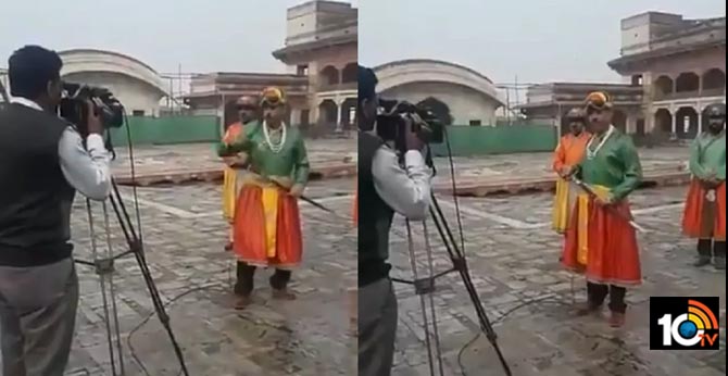 Pakistani Journalist Dresses Up As Royal Emperor To Report News, Hilarious Video Goes Viral
