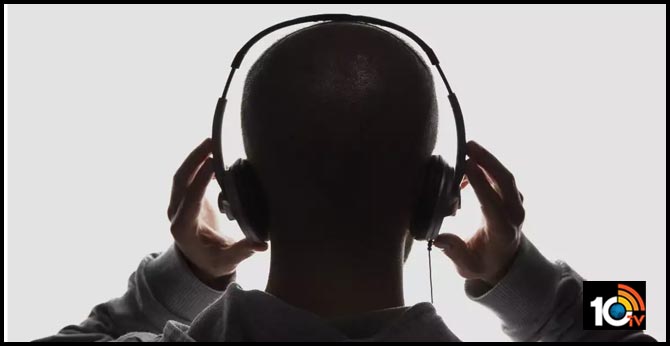 Take that headphone off, warn doctors