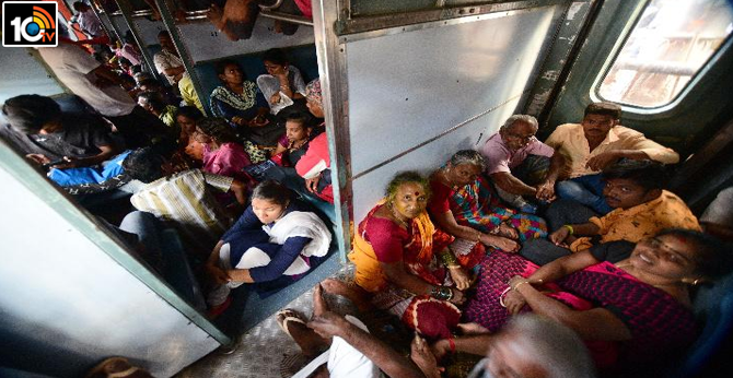 Man Traveling With Wife, Infant Asks For Seat In A Crowded Train, Beaten To Death By Passengers