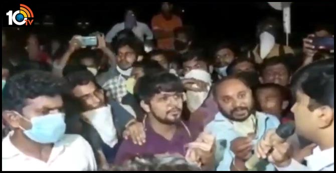 Students refused to go to Quarantines ... Return to Hyderabad from jaggaiahpeta