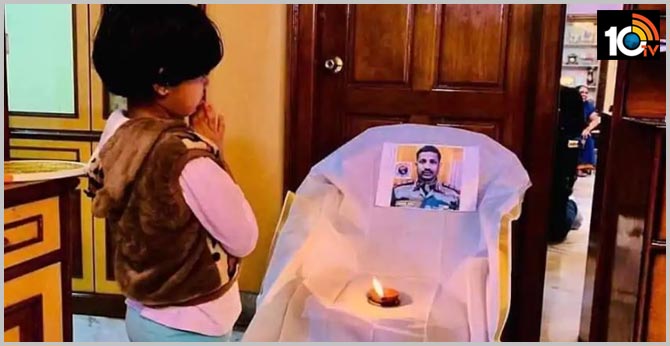 Galwan Valley Clash..9 Year Old Daughter Abhigna, of Martyred Santosh Stands Before His Photo With Folded Hands, Heartbreaking Image