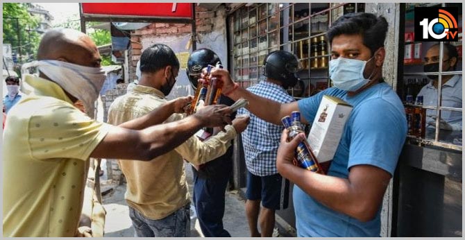 huge rush at liquor shops in tamil nadu four dist
